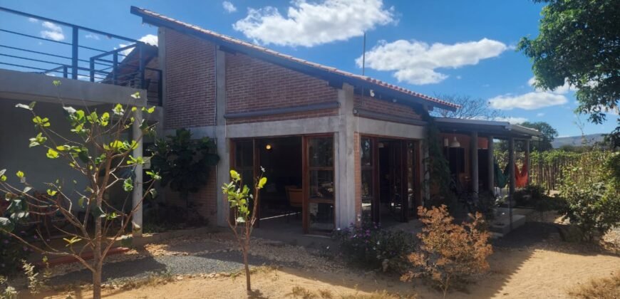 Maravilhosa Casa – pegada ecológica – 2,5km de Cavalcante/GO sentido Cachoeira Santa Barbara – Chapada dos Veadeiros