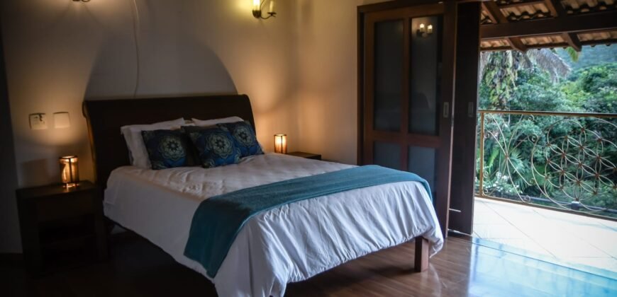 Maravilhosa Casa na Natureza – Condomínio Rural – 2 km do Centro de Alto Paraíso de Goiás