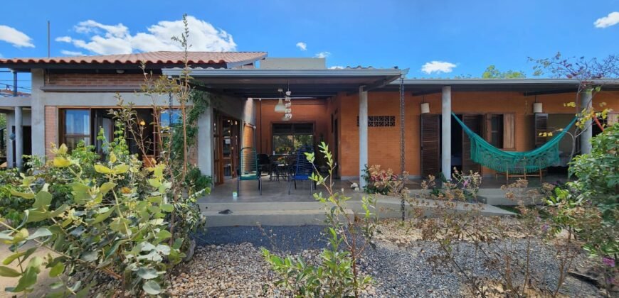 Maravilhosa Casa – pegada ecológica – 2,5km de Cavalcante/GO sentido Cachoeira Santa Barbara – Chapada dos Veadeiros