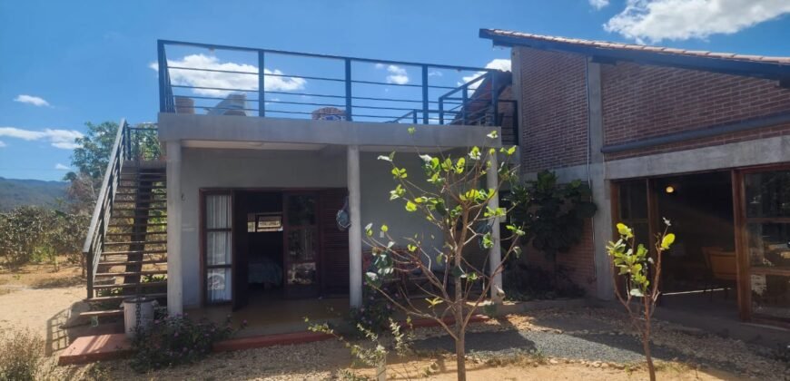 Maravilhosa Casa – pegada ecológica – 2,5km de Cavalcante/GO sentido Cachoeira Santa Barbara – Chapada dos Veadeiros