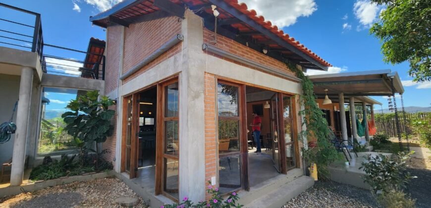 Maravilhosa Casa – pegada ecológica – 2,5km de Cavalcante/GO sentido Cachoeira Santa Barbara – Chapada dos Veadeiros