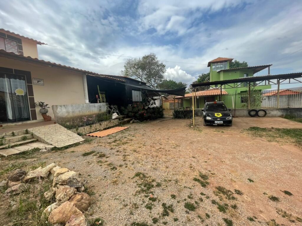 Casa com Três Pisos + Casa Menos + Depósito –  Vila Bandeira – Alto Paraíso de Goiás – Escriturada