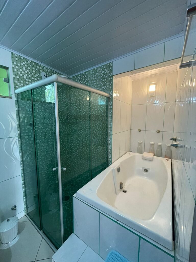 Casa com Três Pisos + Casa Menos + Depósito –  Vila Bandeira – Alto Paraíso de Goiás – Escriturada