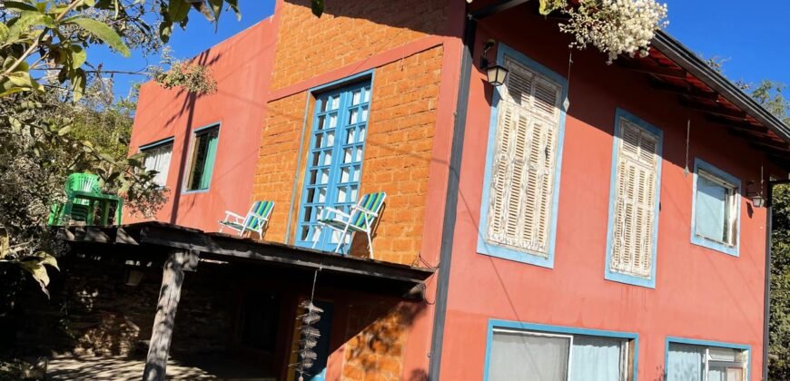 2 Casas – Lote 1.985 m2 – Urbano – 200m da Cachoeira da Usina – Alto Paraíso de Goiás