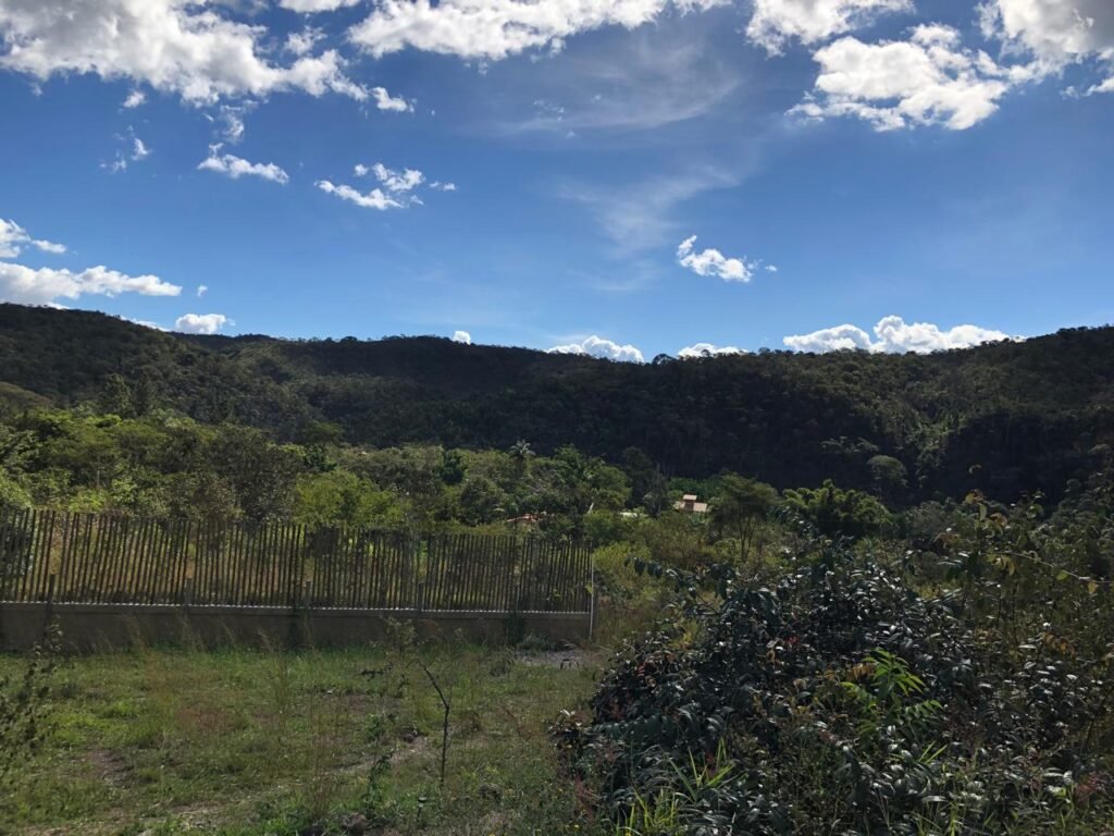 2 Casas – Lote 1.985 m2 – Urbano – 200m da Cachoeira da Usina – Alto Paraíso de Goiás