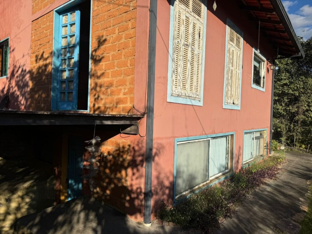 2 Casas – Lote 1.985 m2 – Urbano – 200m da Cachoeira da Usina – Alto Paraíso de Goiás