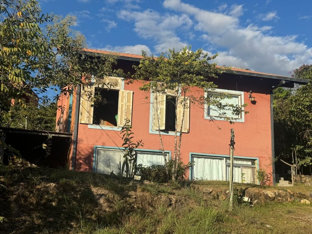 2 Casas – Lote 1.985 m2 – Urbano – 200m da Cachoeira da Usina – Alto Paraíso de Goiás