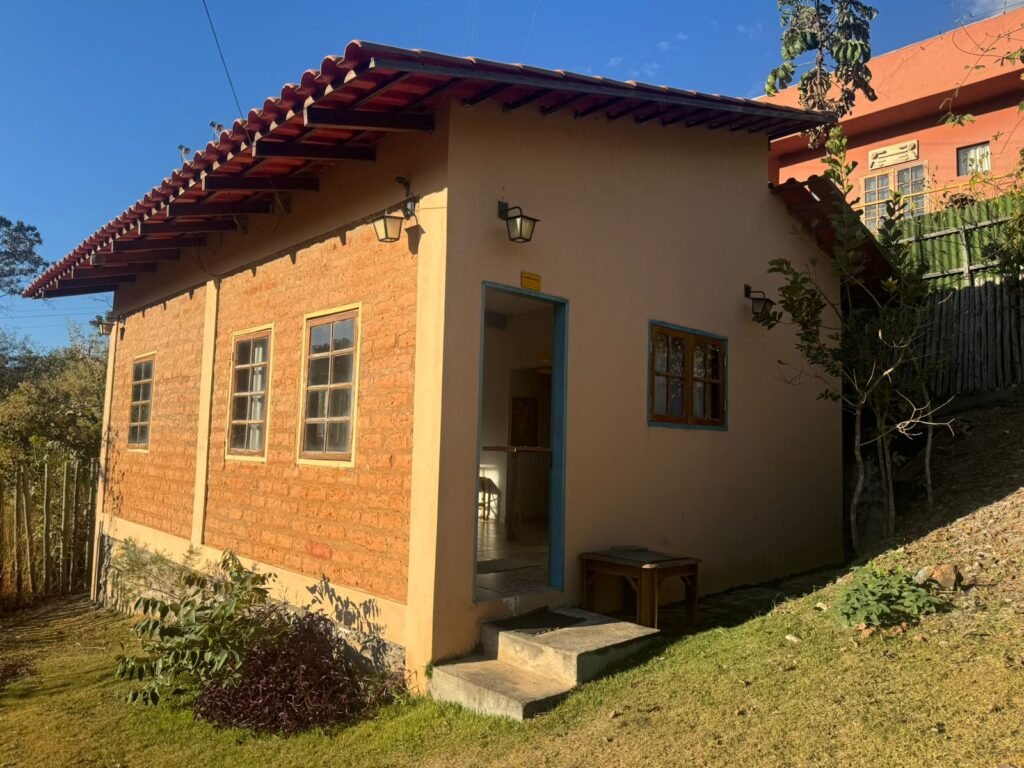 2 Casas – Lote 1.985 m2 – Urbano – 200m da Cachoeira da Usina – Alto Paraíso de Goiás
