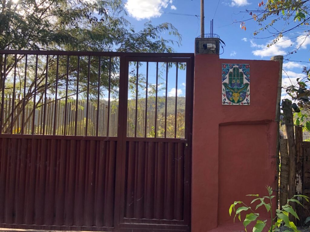 2 Casas – Lote 1.985 m2 – Urbano – 200m da Cachoeira da Usina – Alto Paraíso de Goiás
