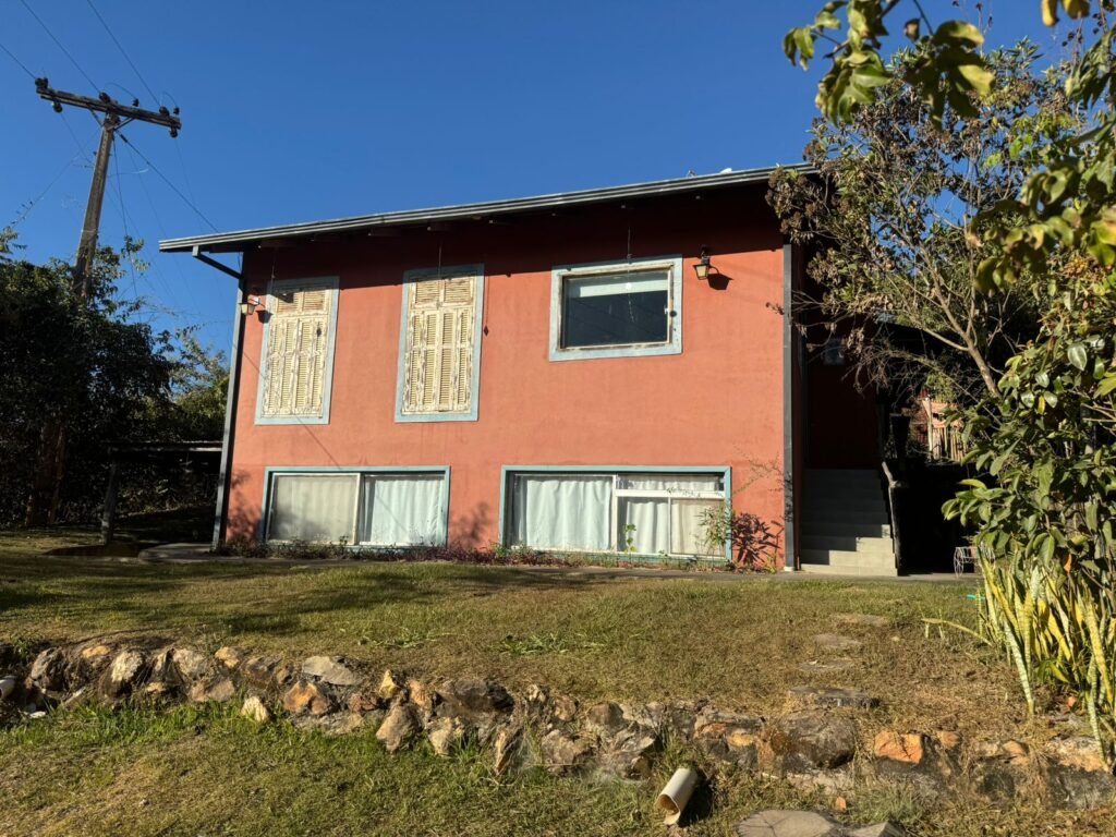 2 Casas – Lote 1.985 m2 – Urbano – 200m da Cachoeira da Usina – Alto Paraíso de Goiás