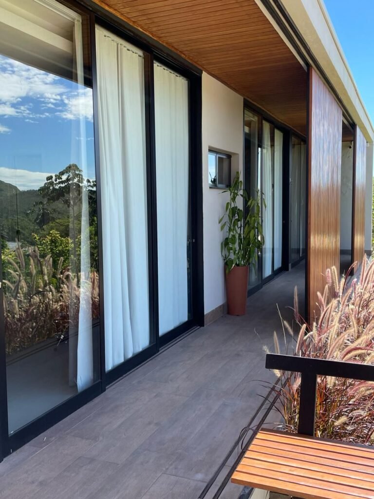 Linda Casa de Alto Padrão com Vista Espetacular – À Venda