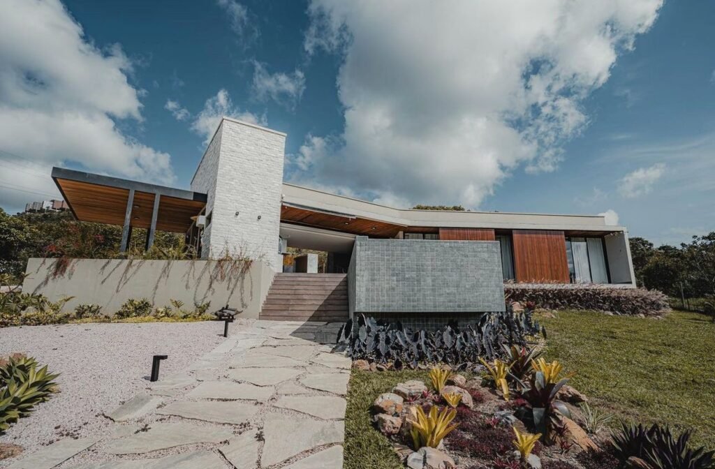 Linda Casa de Alto Padrão com Vista Espetacular – À Venda