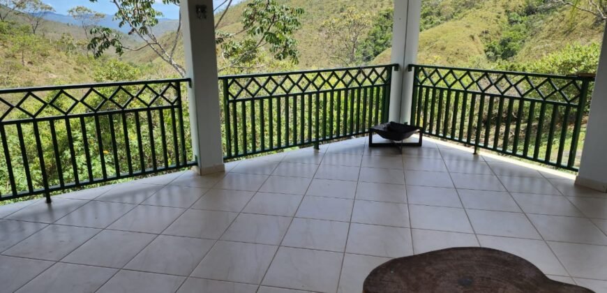 Propriedade 42.000 m2 – Casa – Cachoeira – Vista –  1 km do centro – Alto Paraíso de Goiás