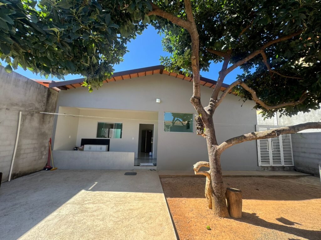 Vende-se Casa Espaçosa e Recém-Reformada- Alto Paraíso de Goiás
