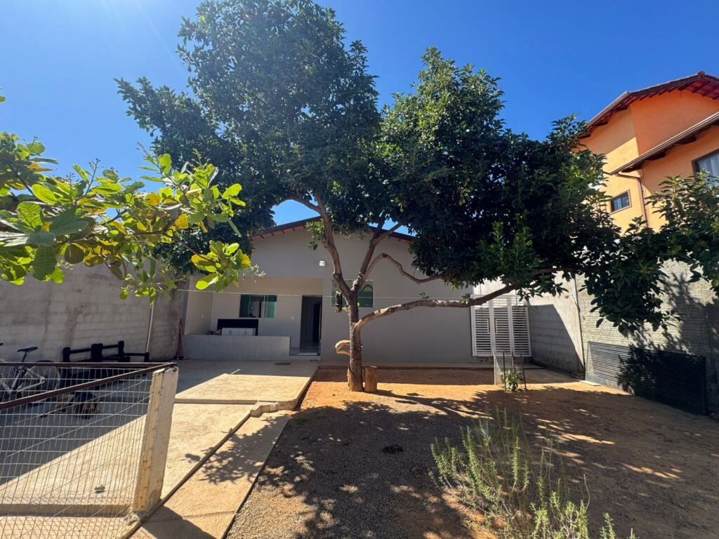 Vende-se Casa Espaçosa e Recém-Reformada- Alto Paraíso de Goiás