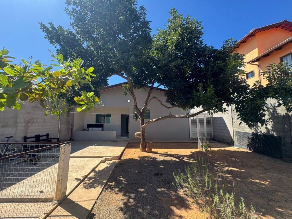 Vende-se Casa Espaçosa e Recém-Reformada- Alto Paraíso de Goiás