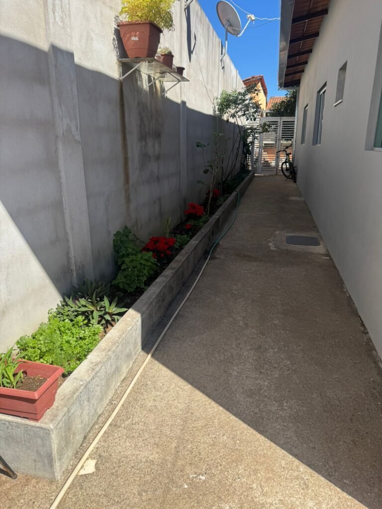 Vende-se Casa Espaçosa e Recém-Reformada- Alto Paraíso de Goiás
