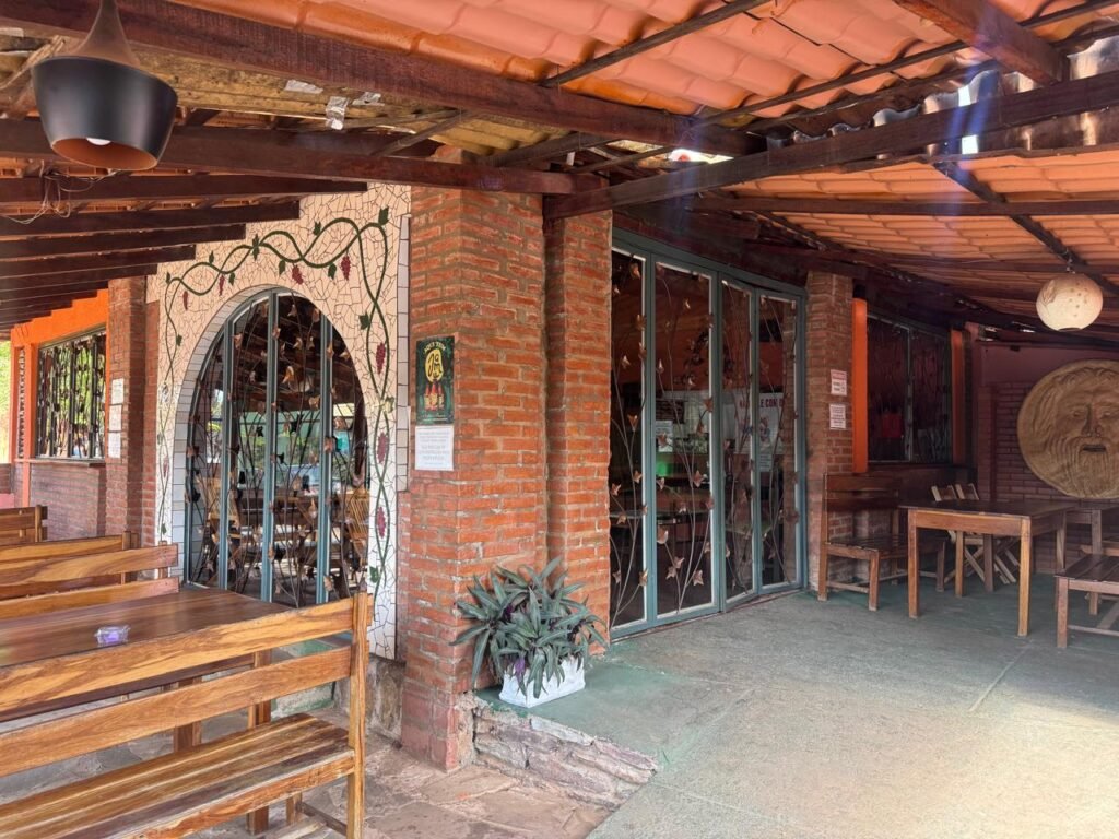 Vende-se Prédio Comercial – 2.300m2 em Localização Privilegiada – Alto Paraíso de Goiás