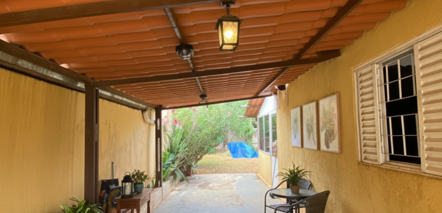 Casa ampla com 4 quartos, 2 suítes e vista privilegiada em Alto Paraíso de Goiás.