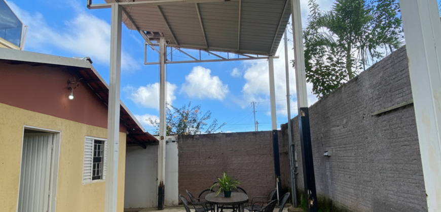 Casa ampla com 4 quartos, 2 suítes e vista privilegiada em Alto Paraíso de Goiás.