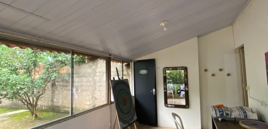 Casa ampla com 4 quartos, 2 suítes e vista privilegiada em Alto Paraíso de Goiás.