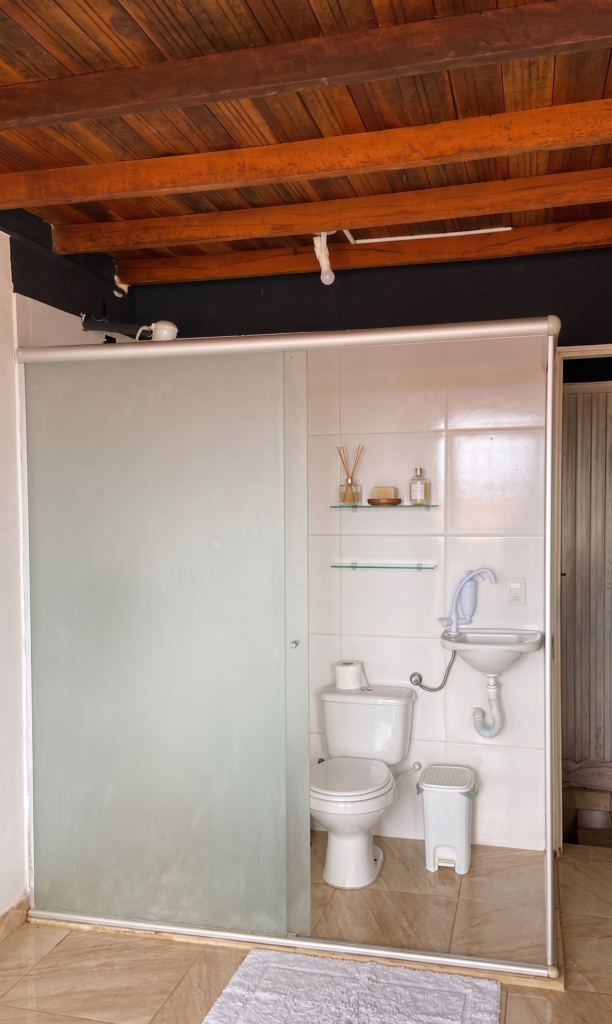 Casa ampla com 4 quartos, 2 suítes e vista privilegiada em Alto Paraíso de Goiás.