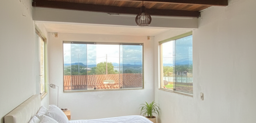 Casa ampla com 4 quartos, 2 suítes e vista privilegiada em Alto Paraíso de Goiás.