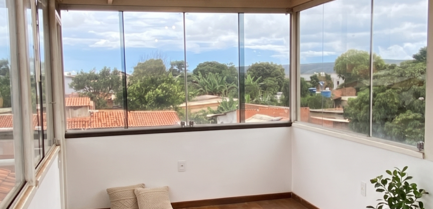 Casa ampla com 4 quartos, 2 suítes e vista privilegiada em Alto Paraíso de Goiás.