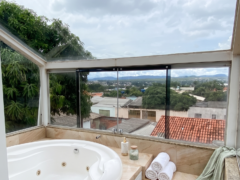 Casa ampla com 4 quartos, 2 suítes e vista privilegiada em Alto Paraíso de Goiás.