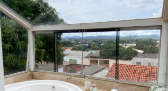 Casa ampla com 4 quartos, 2 suítes e vista privilegiada em Alto Paraíso de Goiás.