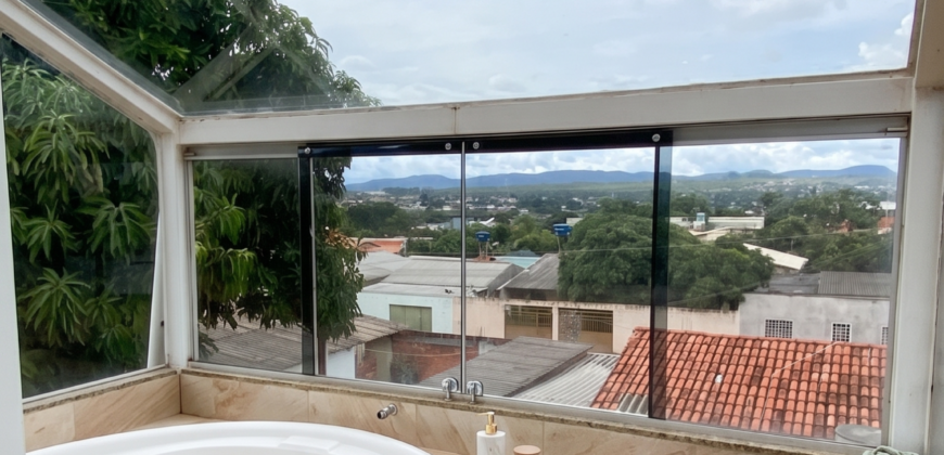 Casa ampla com 4 quartos, 2 suítes e vista privilegiada em Alto Paraíso de Goiás.