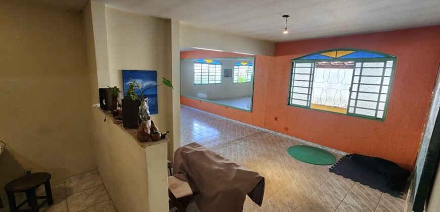 🏡 VENDE-SE EXCELENTE CASA NO CENTRO DE ALTO PARAÍSO