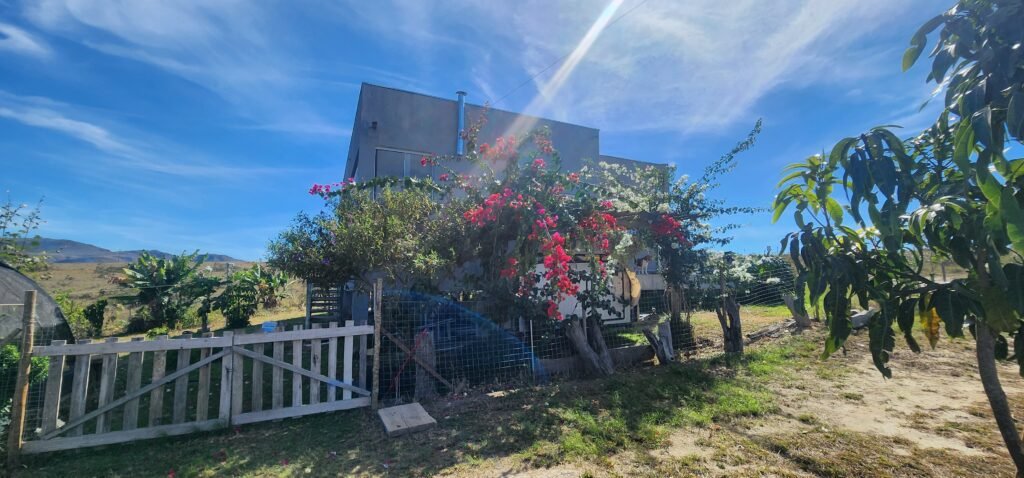 🌿 Vende-se Linda Chácara Casa + 3 chalés, pronta pra morar, em Alto Paraíso de Goiás! 🏡