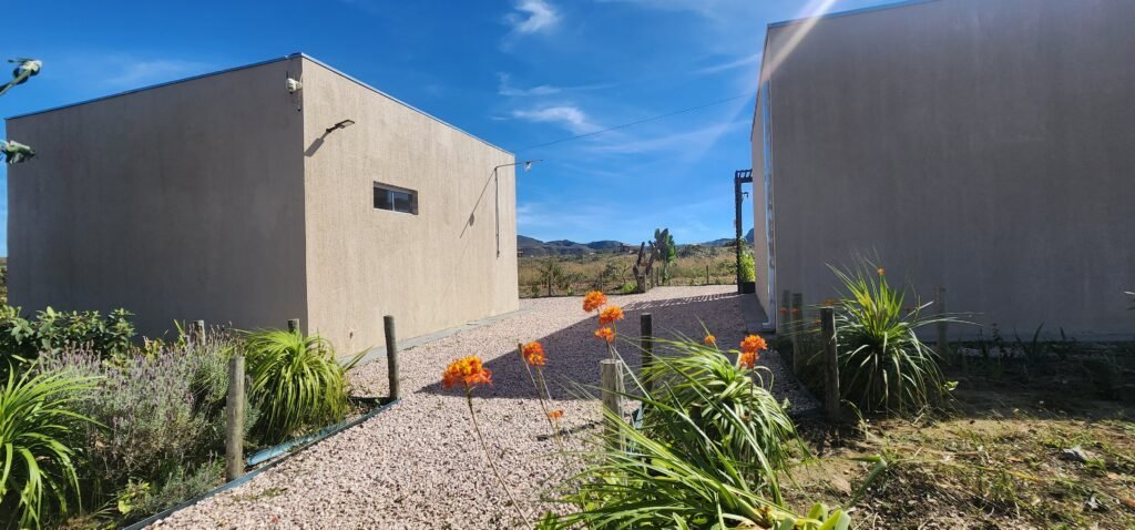 🌿 Vende-se Linda Chácara Casa + 3 chalés, pronta pra morar, em Alto Paraíso de Goiás! 🏡