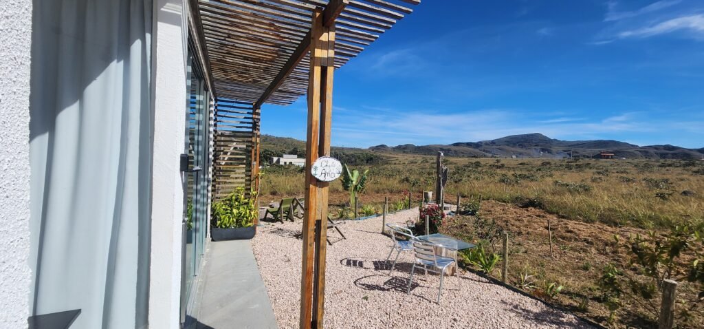 🌿 Vende-se Linda Chácara Casa + 3 chalés, pronta pra morar, em Alto Paraíso de Goiás! 🏡