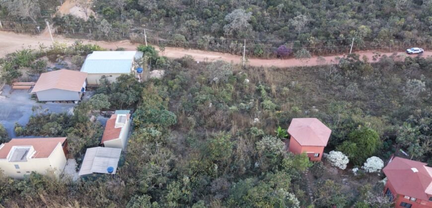 Lindo lote vazado à venda, localizado no início do Setor Eldorado próximo ao centro de Alto Paraíso de Goiás