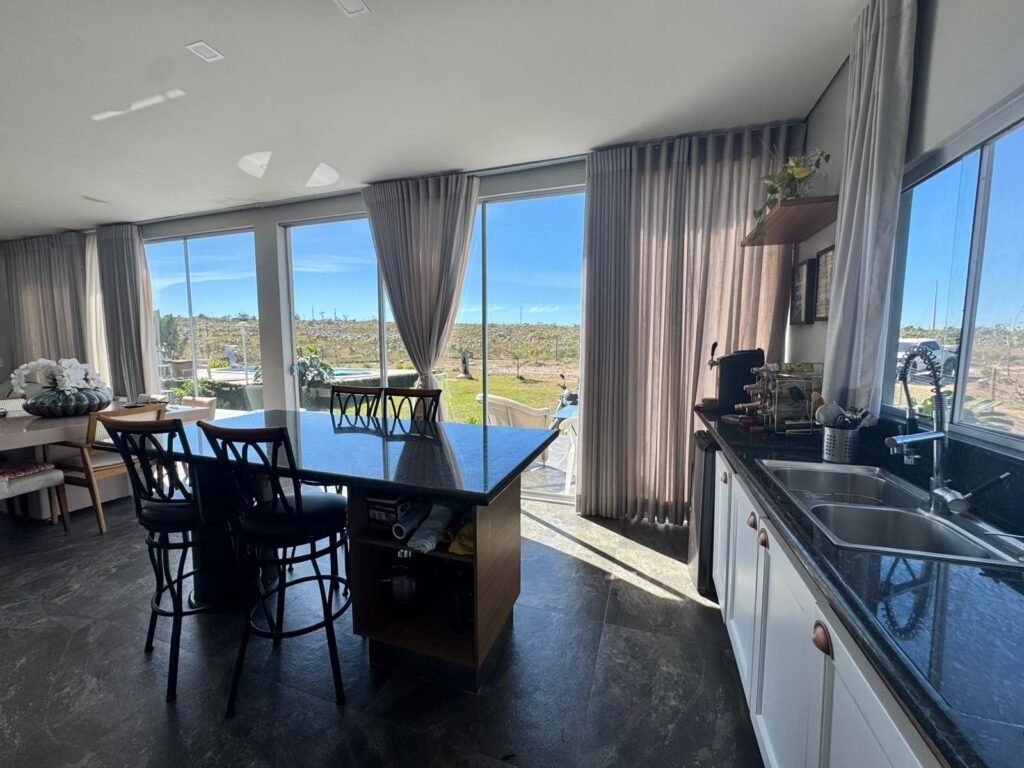 🌿 Vende-se Linda Chácara Casa + 3 chalés, pronta pra morar, em Alto Paraíso de Goiás! 🏡