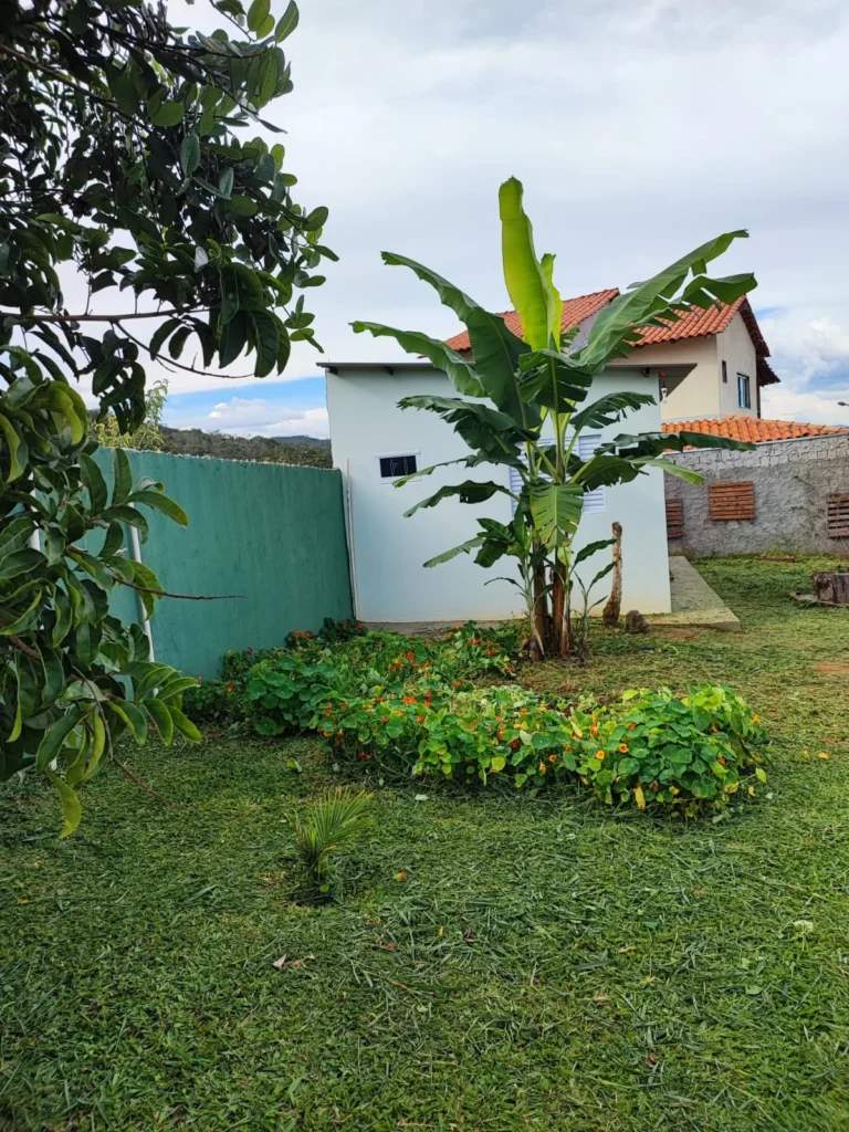 ALUGA-SE CASA COM 2 QUARTOS – BAIRRO ELDORADO – ALTO PARAÍSO DE GOIÁS