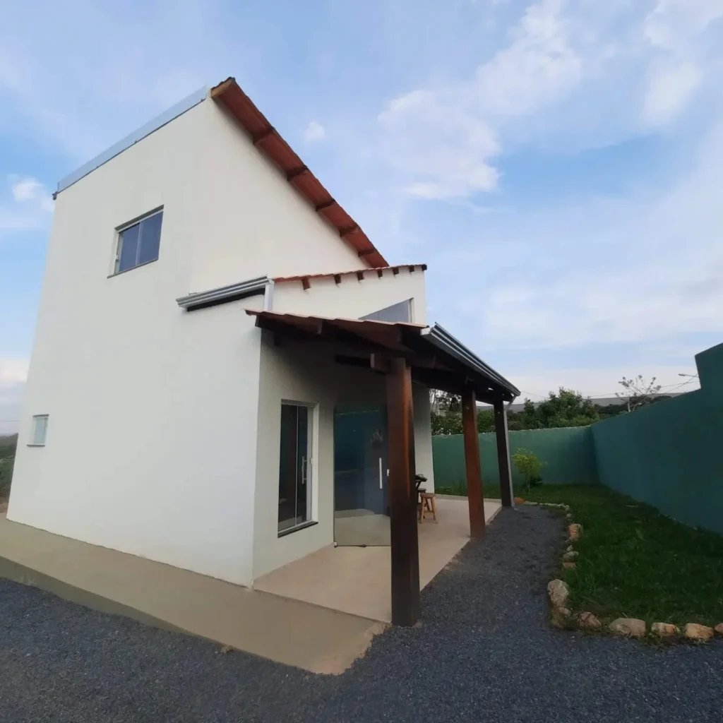 ALUGA-SE CASA COM 2 QUARTOS – BAIRRO ELDORADO – ALTO PARAÍSO DE GOIÁS