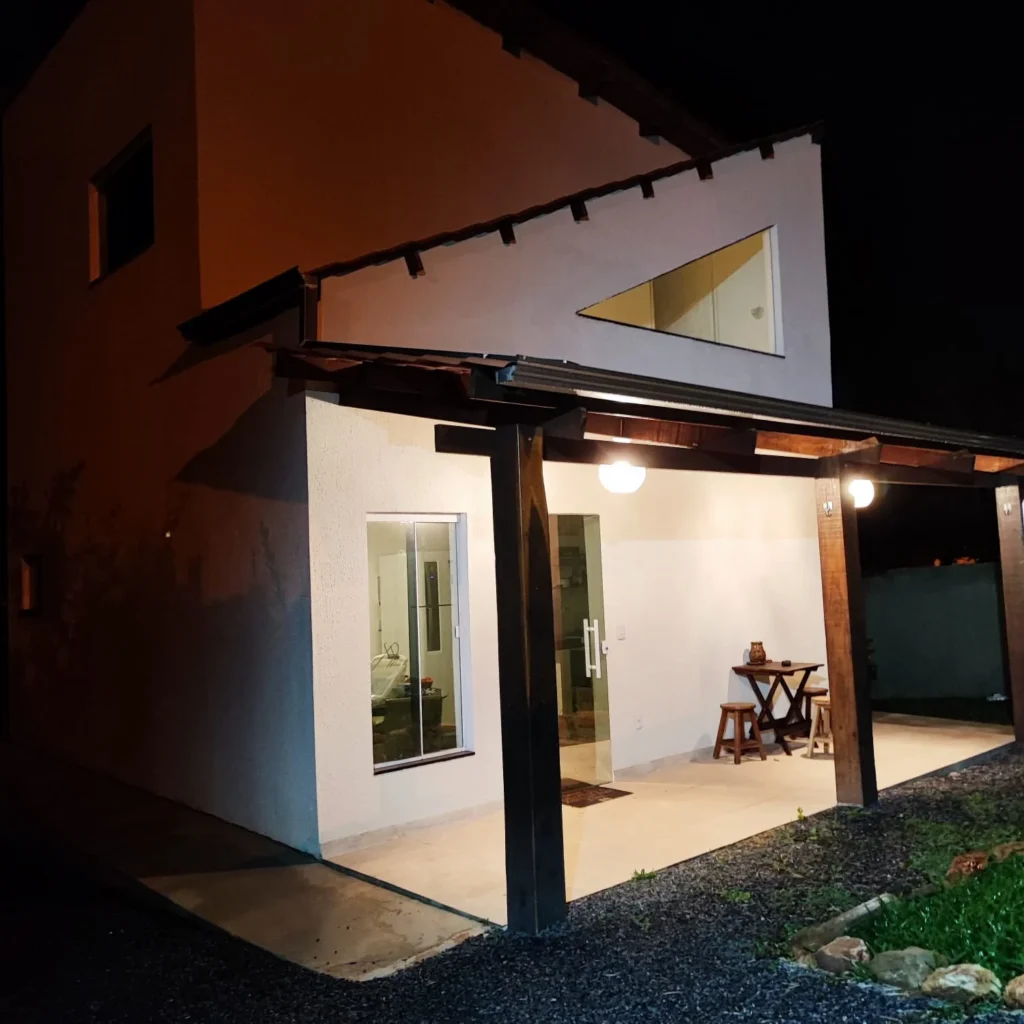 ALUGA-SE CASA COM 2 QUARTOS – BAIRRO ELDORADO – ALTO PARAÍSO DE GOIÁS