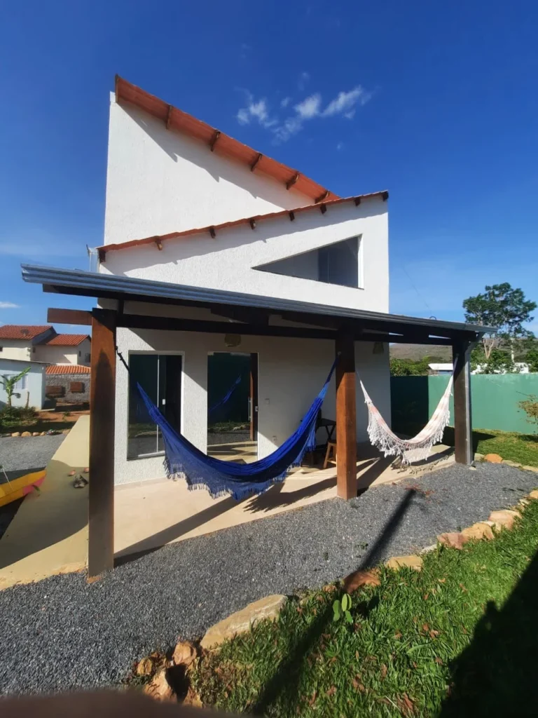 ALUGA-SE CASA COM 2 QUARTOS – BAIRRO ELDORADO – ALTO PARAÍSO DE GOIÁS