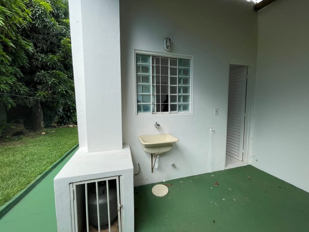 🏡 ALUGA-SE APARTAMENTO SEMI MOBILIADO – REGIÃO CENTRAL!