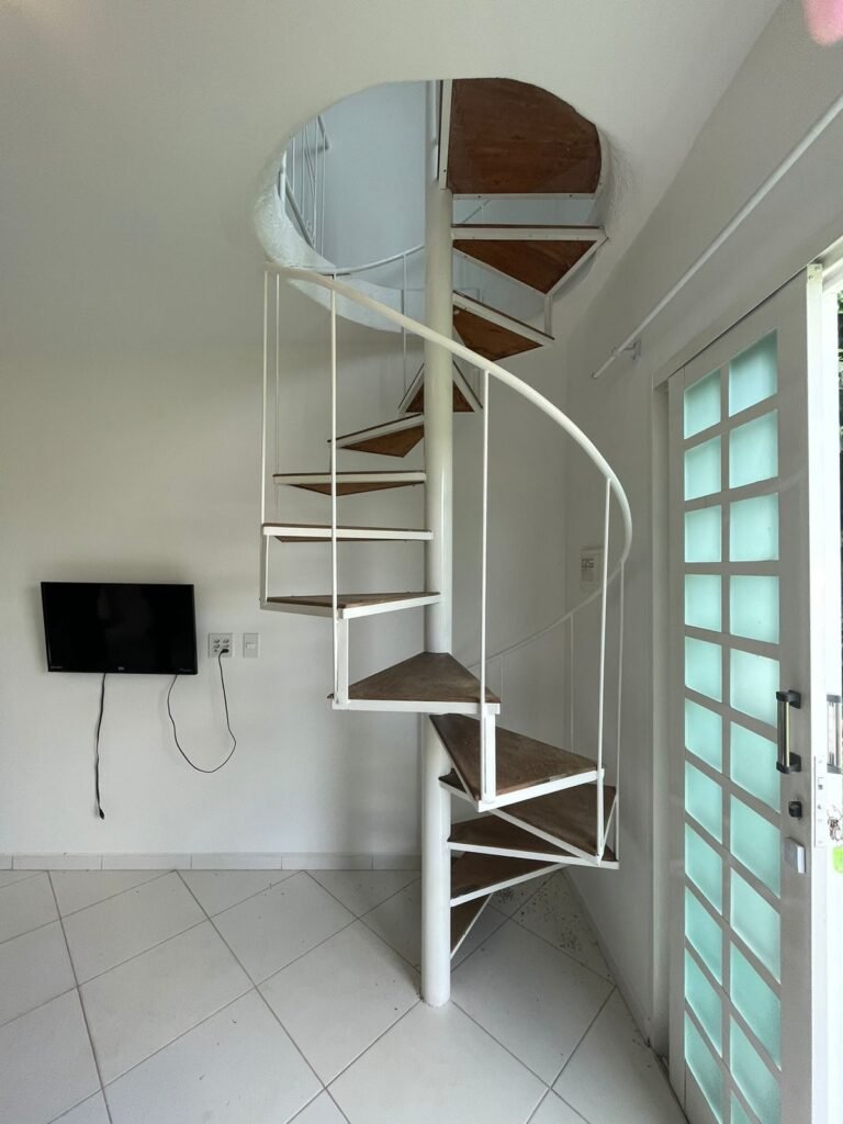 🏡 ALUGA-SE APARTAMENTO SEMI MOBILIADO – REGIÃO CENTRAL!