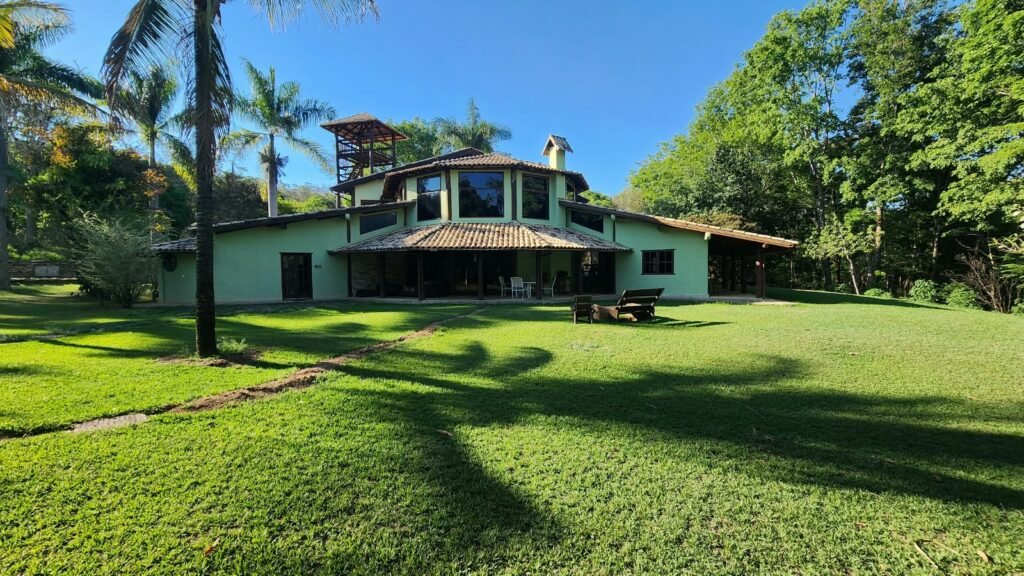 🌿 Propriedade Exclusiva de 4 Hectares no Morrão com 3 Casas, Mirante e Natureza Preservada – R$ 4 Milhões