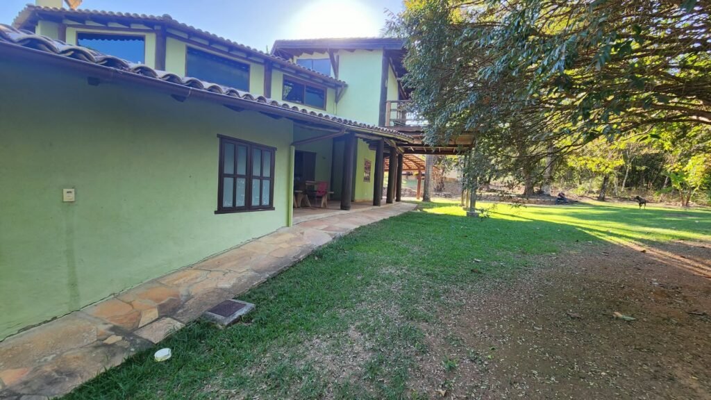 🌿 Propriedade Exclusiva de 4 Hectares no Morrão com 3 Casas, Mirante e Natureza Preservada – R$ 4 Milhões