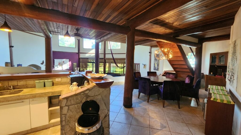 🌿 Propriedade Exclusiva de 4 Hectares no Morrão com 3 Casas, Mirante e Natureza Preservada – R$ 4 Milhões