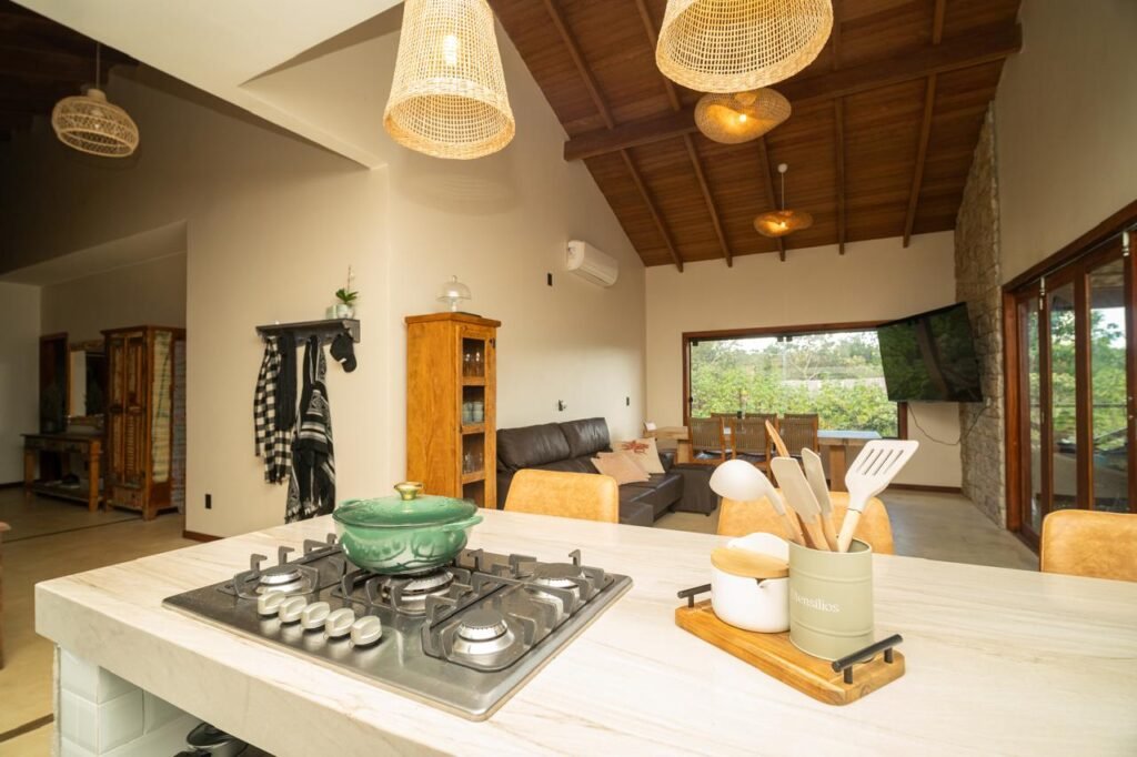 Vende-se Casa Duplex com 3 Suítes, Ofurô e Vista para a Natureza – Alto Paraíso