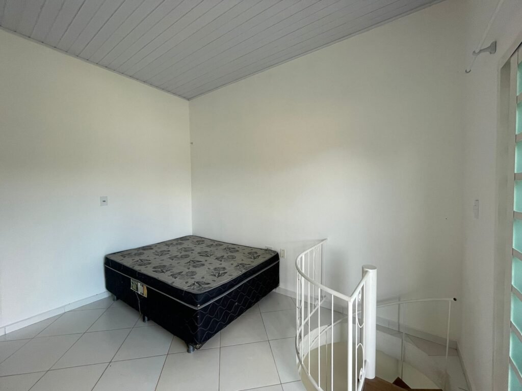 🏡 ALUGA-SE APARTAMENTO SEMI MOBILIADO – REGIÃO CENTRAL!