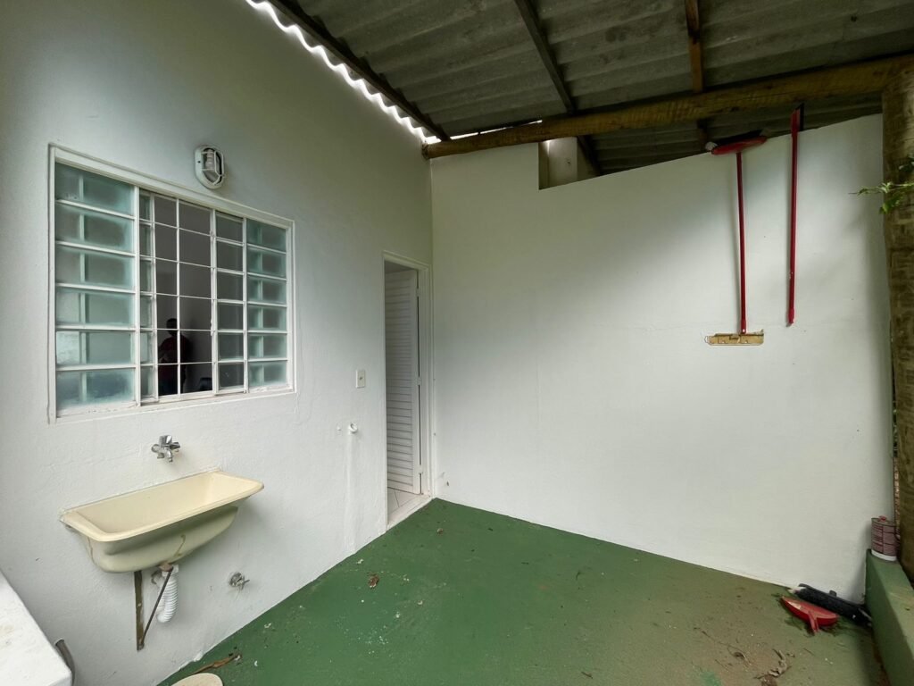 🏡 ALUGA-SE APARTAMENTO SEMI MOBILIADO – REGIÃO CENTRAL!