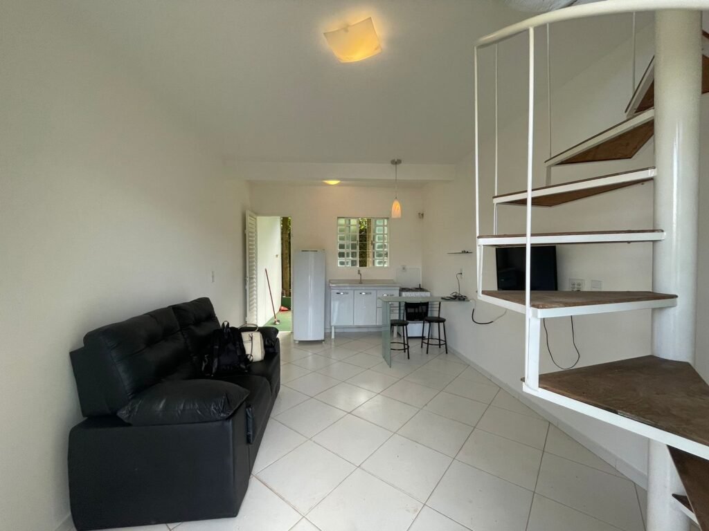 🏡 ALUGA-SE APARTAMENTO SEMI MOBILIADO – REGIÃO CENTRAL!